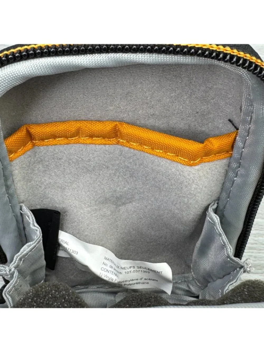 Lowepro Santiago 20 II Digital Camera Case Black Hard Shell Padded w/ Strap